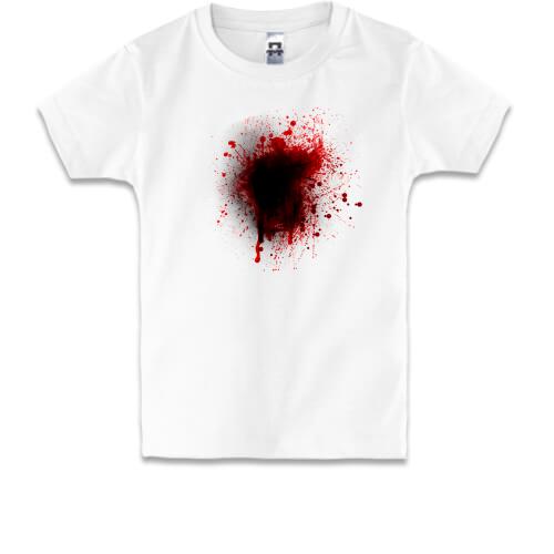 Детская футболка с кровавым пятном