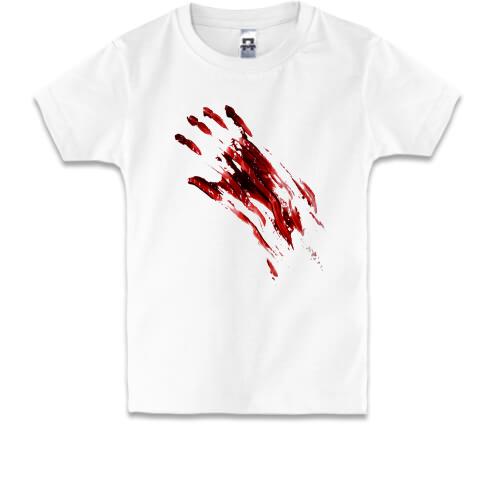 Детская футболка с кровавым отпечатком руки