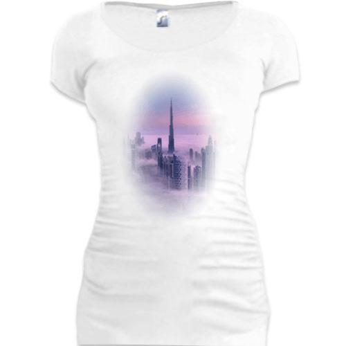 Подовжена футболка з силуетом міста