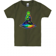 Детская футболка с пришельцем в летающей тарелке