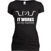 Подовжена футболка с надписью "It works on my machine"