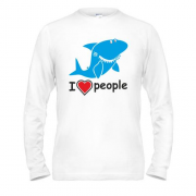 Лонгслив с акулой "Я люблю людей"