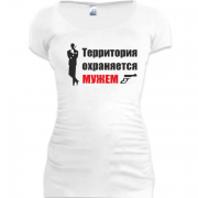 Женская удлиненная футболка Территория охраняется мужем