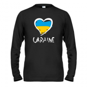 Чоловічий лонгслів з надписью "Україна" і сердечком