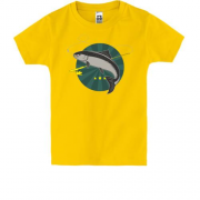 Детская футболка с рыбой на крючке в зеленом круге