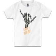 Детская футболка с костяной рукой и надписью Chill vibes