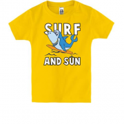 Детская футболка с акулой серфингистом и надписью Surf and sun