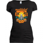 Подовжена футболка з  медитирующим скелетом
