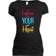 Подовжена футболка з написом Досліджуй своє серце
