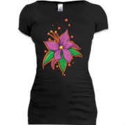 Подовжена футболка з фіолетовим квіткою метеликом