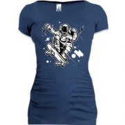 Подовжена футболка с космонавтом на скейте