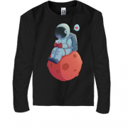 Детская футболка с длинным рукавом Космонавт влюбился
