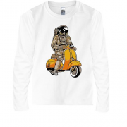 Детская футболка с длинным рукавом Космонавт на скутере