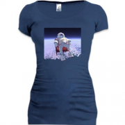 Подовжена футболка з астронавтом у кріслі