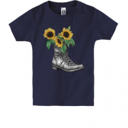 Дитяча футболка з соняшниками у солдатському черевику