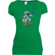 Подовжена футболка Космонавт на скейті