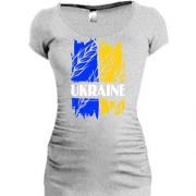 Подовжена футболка з написом Ukraine на фоні прапора