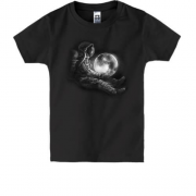 Детская футболка Космонавт с луной в руках