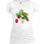 Женская удлиненная футболка с букетом земляники