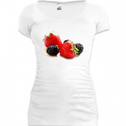 Женская удлиненная футболка Клубника с ежевикой