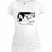 Женская удлиненная футболка MONICA BELLUCCI в кровати
