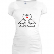 Женская удлиненная футболка Just married с лебедями