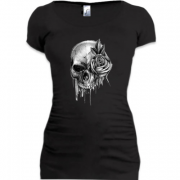 Женская удлиненная футболка с черно-белым черепом и розой
