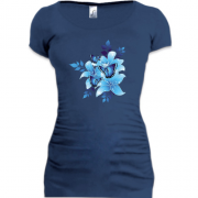 Женская удлиненная футболка с синими цветами и бабочками
