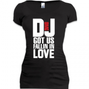 Подовжена футболка з написом DJ got us fallin in love