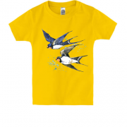 Детская футболка с летящими ласточками