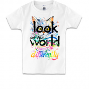 Детская футболка с котенком Look at the world differently
