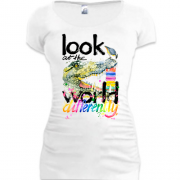 Подовжена футболка Look at the world differently з крокодилом