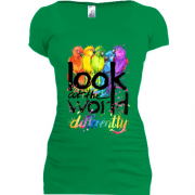 Подовжена футболка з папугами "Look at the world differentty"
