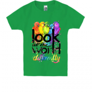 Дитяча футболка з папугами "Look at the world differentty"