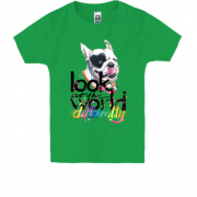 Детская футболка с собачкой "Look at the world differentty"