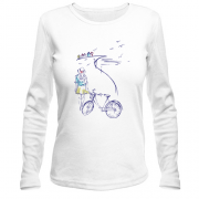 Лонгслив Девушка с велосипедом на набережной
