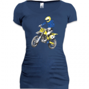 Подовжена футболка з мотоциклістом в повітрі