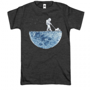 Футболка с космонавтом на луне