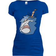 Подовжена футболка з акулою і серфингисткою