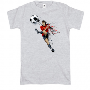 Футболка с футболистом и мячом в воздухе