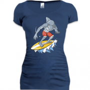 Подовжена футболка з акулою серфінгістом