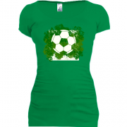 Подовжена футболка з футбольним м'ячем на фоні зелені