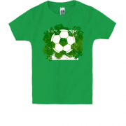 Детская футболка с футбольным мячом на фоне зелени