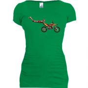 Подовжена футболка з мотоциклістом що робить трюк 2