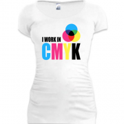 Подовжена футболка з написом "i work in CMYK"