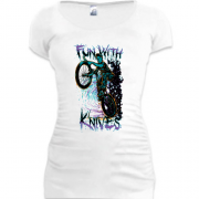 Подовжена футболка зі скелетом на байці "fun with knives"