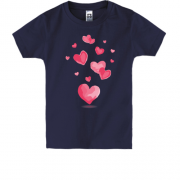 Детская футболка с нарисованными сердечками