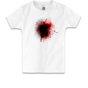 Детская футболка с кровавым пятном