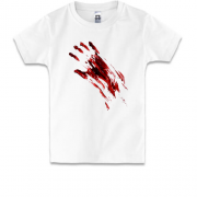 Детская футболка с кровавым отпечатком руки