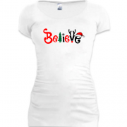 Подовжена футболка з написом "believe"